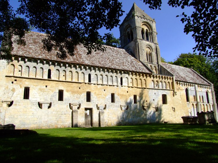 paroissiale Saint-Pierre de Thaon (14) vue générale du flanc sud de la nef : la longue bande d'arcatures la plupart aveugles est une survivance des usages carolingiens du Xe s. tout comme le décor en méplat ; les arcs monolithes signalent le XIe siècle