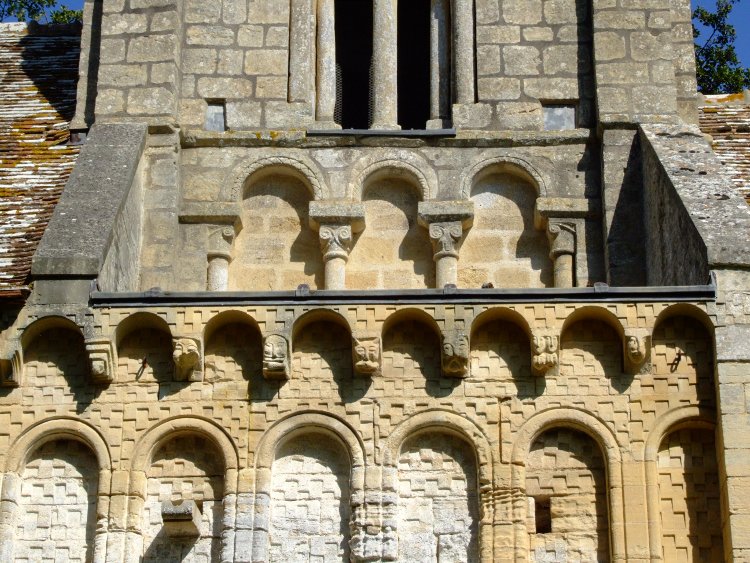 paroissiale Saint-Pierre de Thaon (14) le décor extérieur de la tour-lanterne de 1086-1090 derrière et au-dessus du décor de la nouvelle nef du XIIe s.