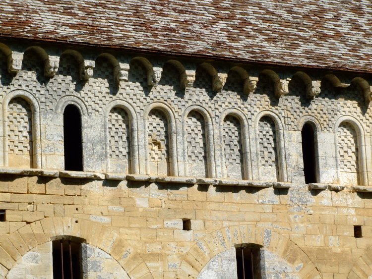 paroissiale Saint-Pierre de Thaon (14) détail de la longue bande d'arcatures la plupart aveugles, une survivance des usages carolingiens du Xe s. tout comme le décor en méplat ; les arcs monolithes signalent le XIe siècle
