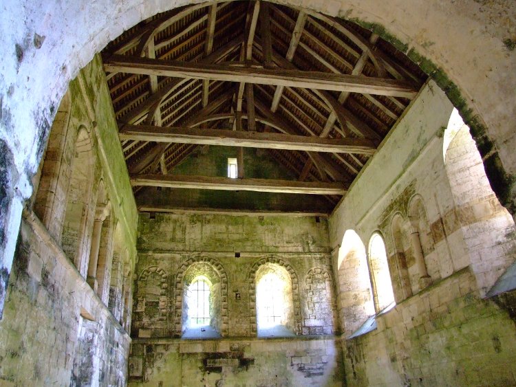 paroissiale Saint-Pierre de Thaon (14) le choeur à abside plate charpentée du début du XIIe siècle