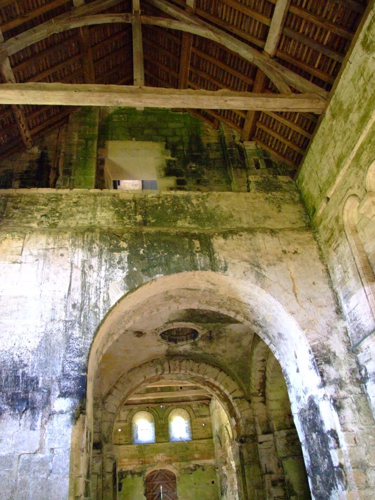 paroissiale Saint-Pierre de Thaon (14) la croisée de transept de l'église du XIe vue depuis le choeur à abside plate charpentée du début du XIIe siècle