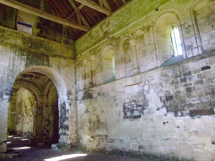 paroissiale Saint-Pierre de Thaon (14) la croisée de transept de l'église du XIe vue depuis le choeur à abside plate charpentée du début du XIIe siècle