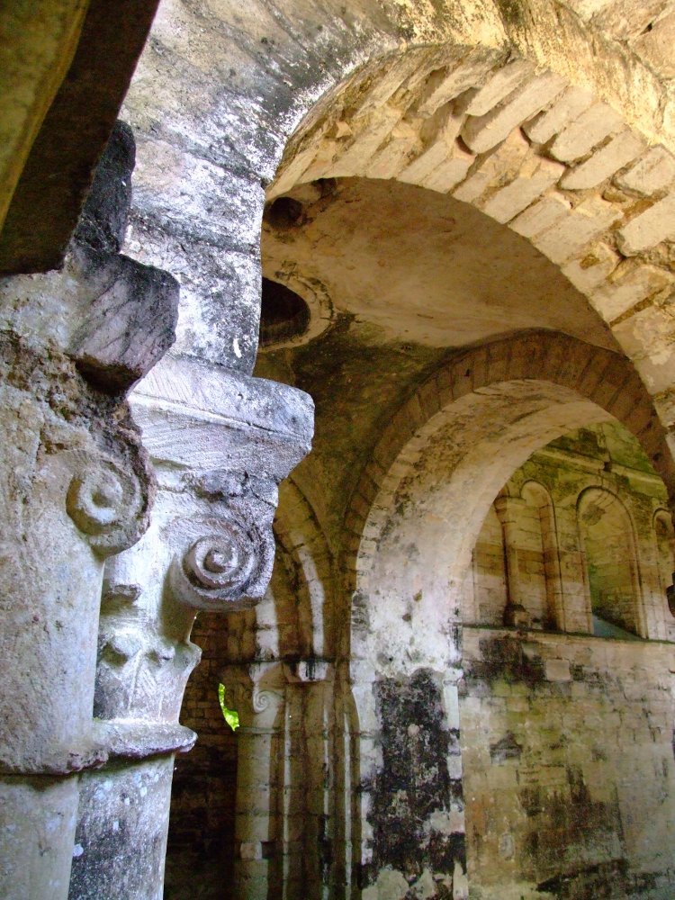 paroissiale Saint-Pierre de Thaon (14) les chapiteaux de la croisée de transept de l'église du XIe s.