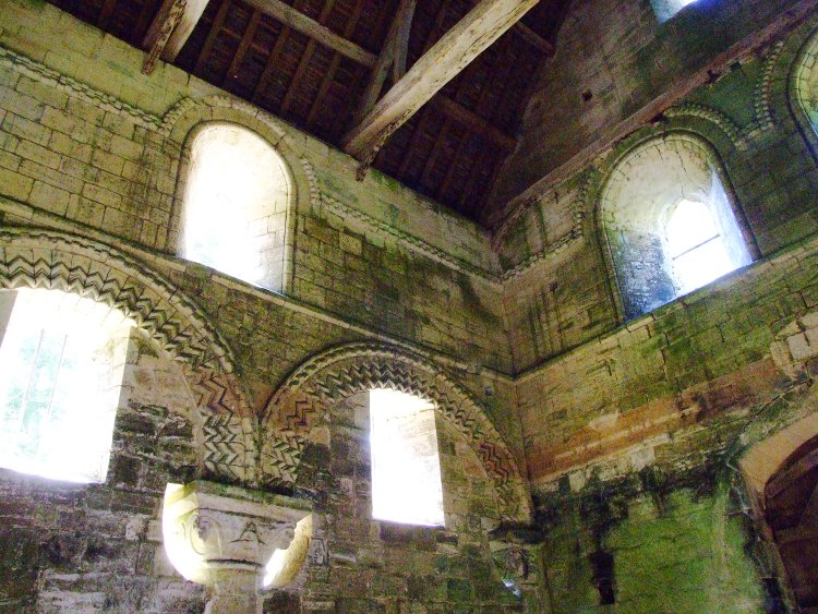 paroissiale Saint-Pierre de Thaon (14) le décor en zigzags des grandes arcades de la nef charpentée du milieu du XIIe s.