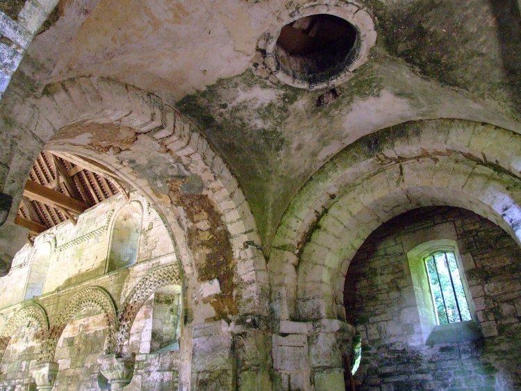 paroissiale Saint-Pierre de Thaon (14) la nef du milieu du XIIe s vue depuis la croisée de transept de l'église du XIe s.