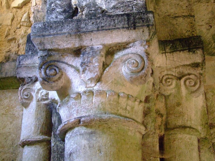 paroissiale Saint-Pierre de Thaon (14) les chapiteaux de la croisée de transept de l'église du XIe s.
