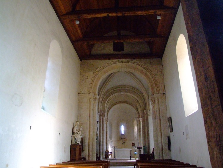 Notre-Dame de Martinvast (50) la nef charpentée n'est pas centrée sur le choeur du premier quart du XIIe s.