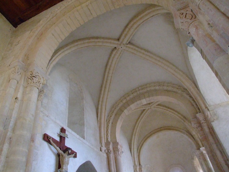 Notre-Dame de Martinvast (50) les deux travées droites avant l'abside son couvertes de voûtes d'arêtes quadripartites sur croisée d'ogives archaïques
