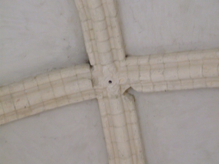 Notre-Dame de Martinvast (50) détail de la clé de voûte de la première croisée d'ogives du début du XIIe s.