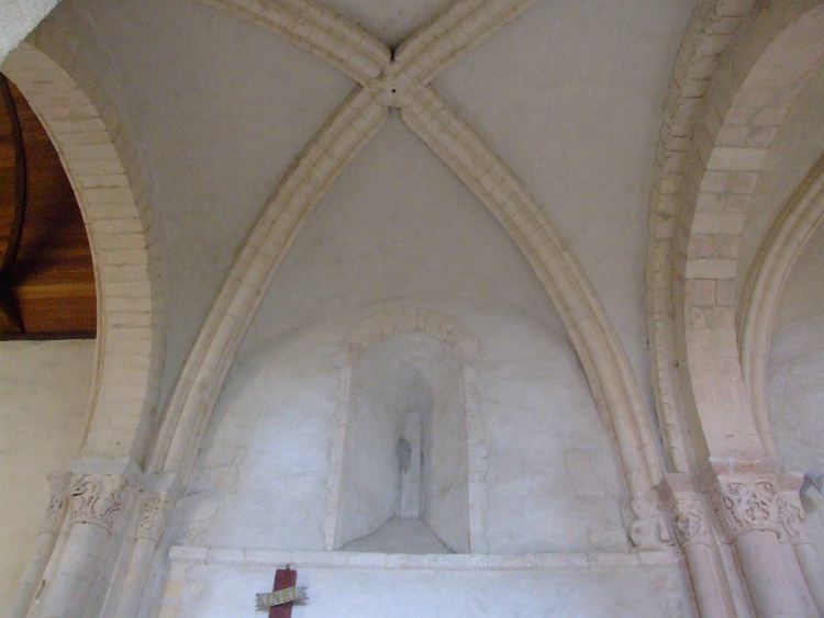 Notre-Dame de Martinvast (50) détail de la première travée droite sur croisée d'ogives archaïques