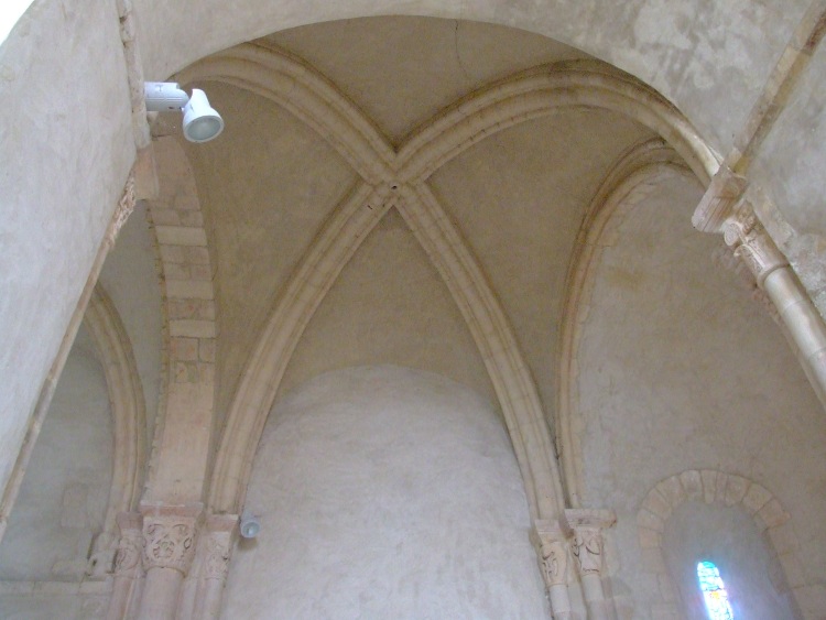 Notre-Dame de Martinvast (50) la deuxième travée droite et sa croisée d'ogives du début du XIIe s. devant l'abside