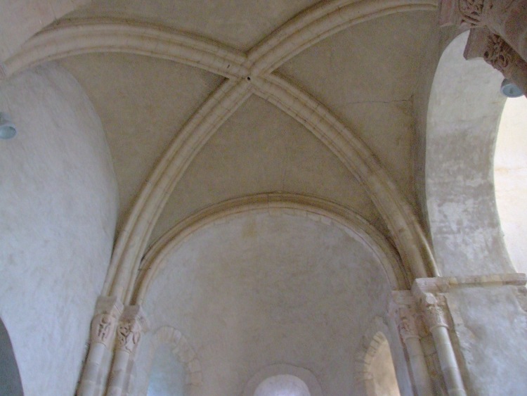 Notre-Dame de Martinvast (50) la deuxième travée droite et sa croisée d'ogives du début du XIIe s. devant l'abside