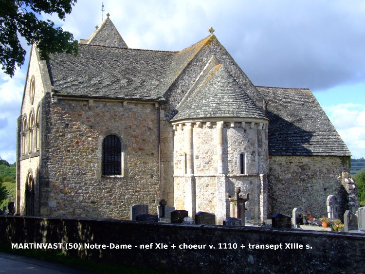 Notre-Dame de Martinvast (50) l'abside romane du XIIe s. est encadrée de chapelles faisant transept des XVIe et XIXe s.