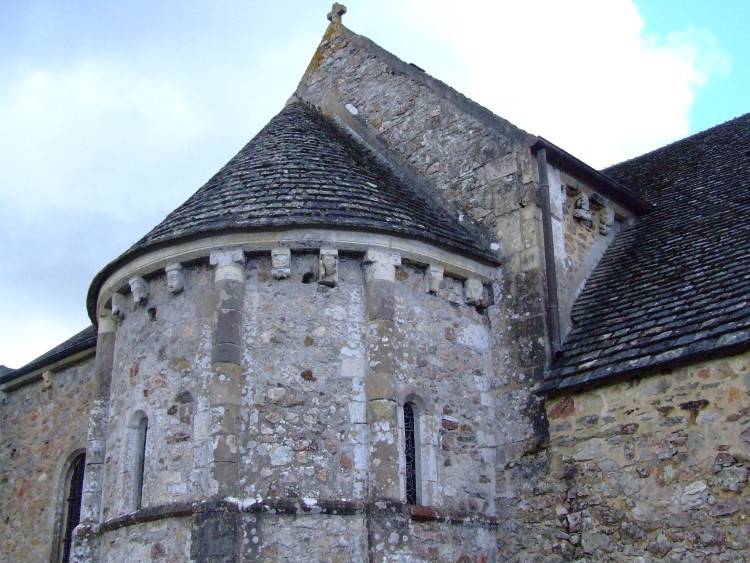 Notre-Dame de Martinvast (50) détail de l'abside romane du premier quart du XIIe s. : les arcs monolithes des fenêtres signent habituellement le XIe siècle