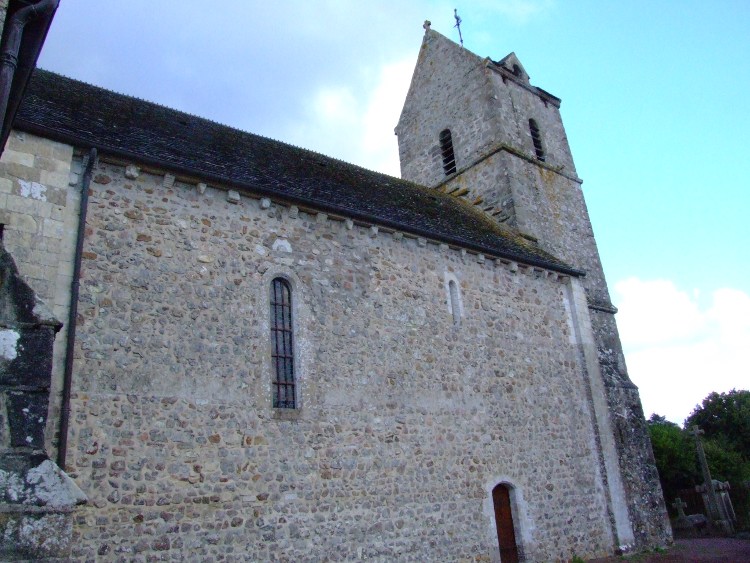 Notre-Dame de Martinvast (50) détail du mur nord de la nef dont les fenêtre hautes seraient du premier quart du XIIe s.