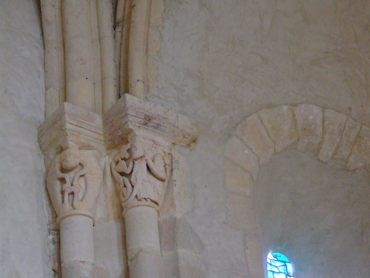 Notre-Dame de Martinvast (50) les chapiteaux sculptés de l'abside du début du XIIe s., côté nord