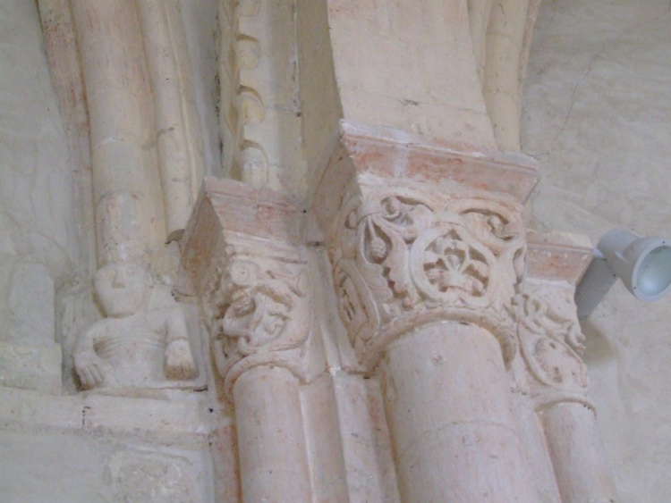 Notre-Dame de Martinvast (50) les chapiteaux sculptés du doubleau entre les deux travées droites, début du XIIe s., côté nord