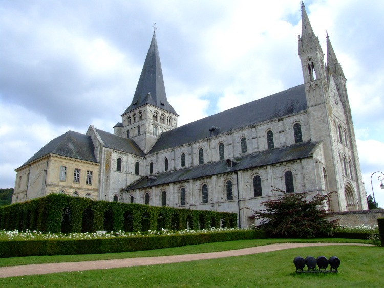 abbatiale St-Georges à St-Martin-de-Boscherville (76) vue du nord-est, le flanc nord monre l'absence de contreforts que les voûtes gothiques de la nef aurait dû imposer : le mur roman est suffisament épais