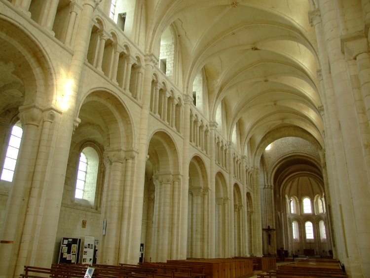 abbatiale St-Georges à St-Martin-de-Boscherville (76) la nef voûtée d'ogives de 1140 à 1155 est d'une grande clarté : grandes arcades, puissant triforium sur le comble charpenté du bas-côté voûté d'arêtes avant 1135, et grandes fenêtres hautes avec galerie d'entretien dans un mur très épais