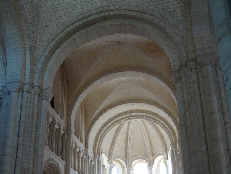 abbatiale St-Georges à St-Martin-de-Boscherville (76) détail des voûtements de l'abside et des travées droites après l'arc triomphal de la croisée de transept