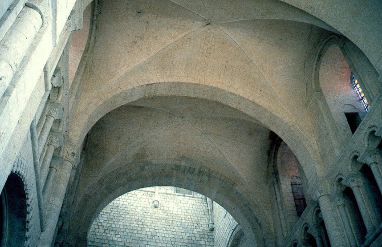 abbatiale St-Georges à St-Martin-de-Boscherville (76) détail de la stéréotomie des voûtements des travées droites du choeur