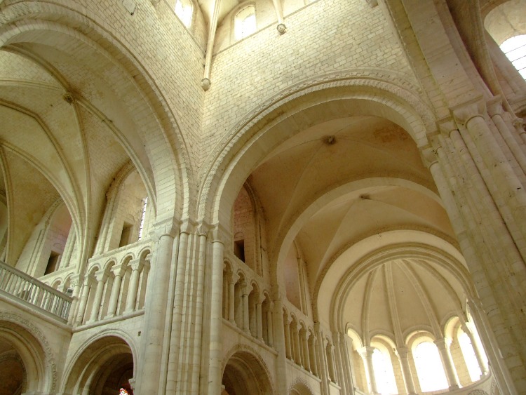 abbatiale St-Georges à St-Martin-de-Boscherville (76) articulation de la croisée de transept sur le choeur et le transept nord