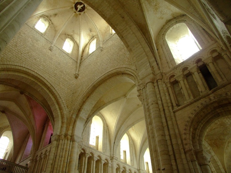abbatiale St-Georges à St-Martin-de-Boscherville (76) articulation de la croisée de transept sur la nef et les transepts