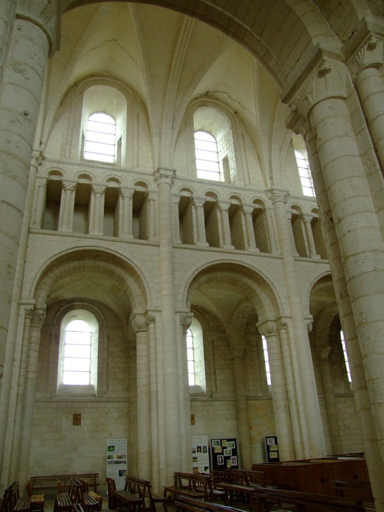 abbatiale St-Georges à St-Martin-de-Boscherville (76) l'élévation intérieure de la nef sous le voûtement d'ogives barlongues
