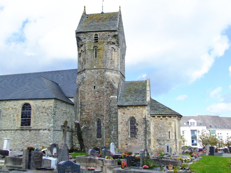 Saint-Martin d'Octeville (50) le chevet roman roman du début du XIIe s. est dominé par un clocher octogonal au toit en bâtière assez répandu dans le Cotentin