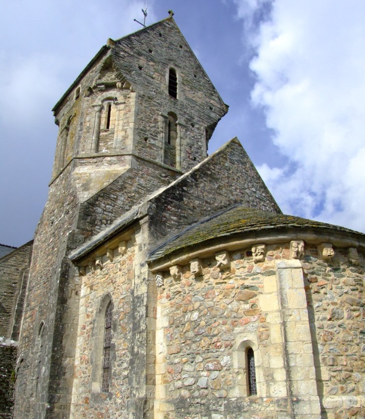 Saint-Martin d'Octeville (50) le chevet roman roman du début du XIIe s. est dominé par un clocher octogonal