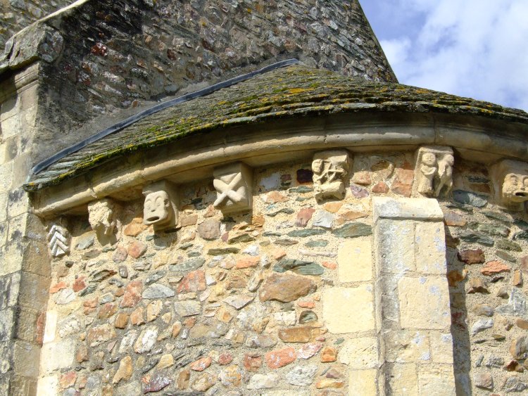 Saint-Martin d'Octeville (50) les modillons sculptés de l'abside