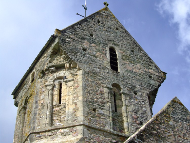 Saint-Martin d'Octeville (50) le décor sculpté du clocher octogonal montre des survivances du XIe siècle