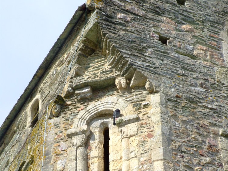 Saint-Martin d'Octeville (50) le décor sculpté du clocher octogonal montre des survivances du XIe siècle