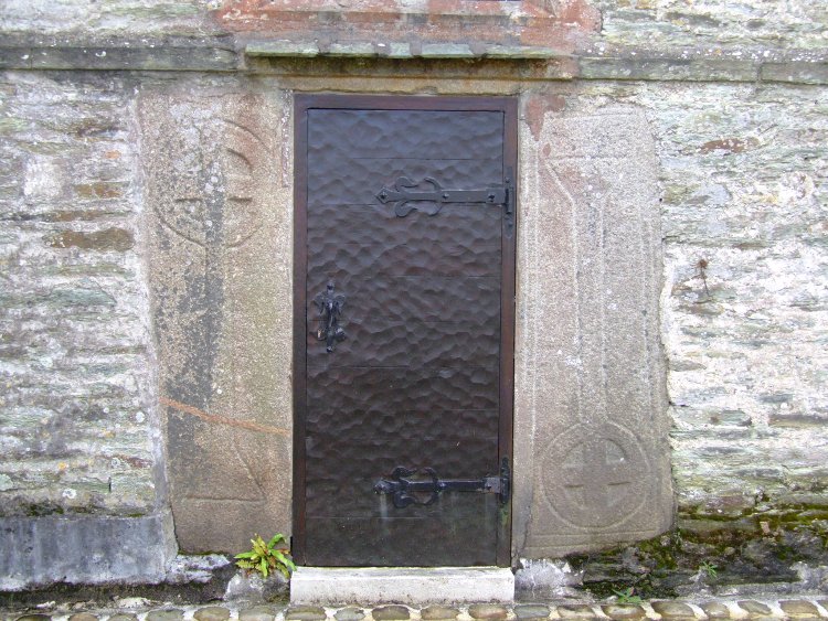 Saint-Martin d'Octeville (50) deux pierres tombales très anciennes en remploi dans le mur nord de la nef