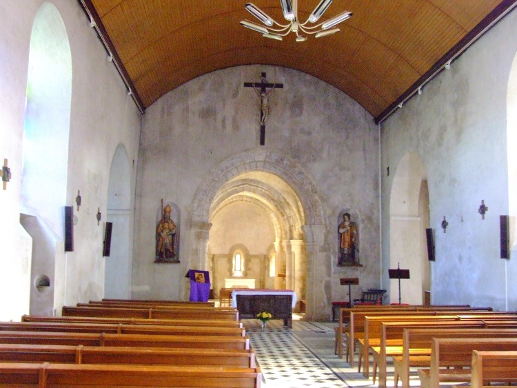 Saint-Martin d'Octeville (50) la nef donne sur l'arc triomphal du choeur ornée d'une frette crénelée archaïque
