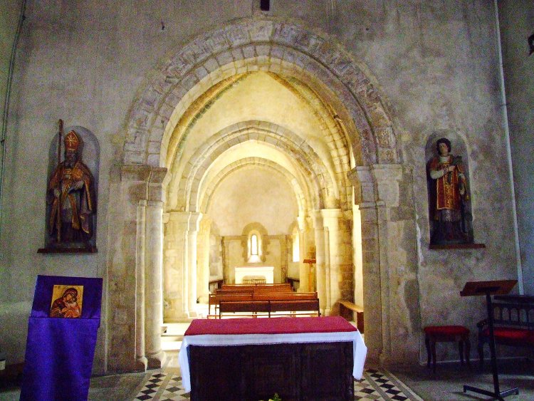 Saint-Martin d'Octeville (50) l'arc triomphal du choeur et sa frette crénelée devant les croisées d'ogives des travées droites et l'abside
