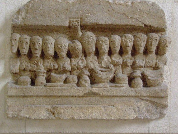 Saint-Martin d'Octeville (50) le Christ au centre est entouré de ses douze disciples dans une possible évocation de la cène