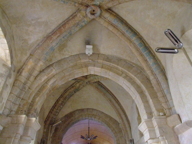 Saint-Martin d'Octeville (50) les croisées d'ogives et la nef vues depuis l'autel