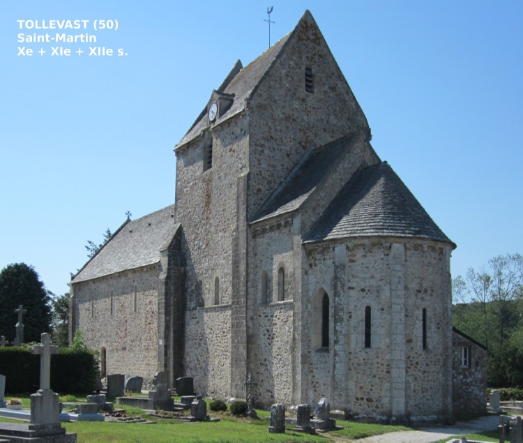 Saint-Martin de Tollevast (50) vu du sud-est, le chevet roman roman du début du XIIe s. est dominé par un clocher au toit en bâtière assez répandu dans le Cotentin