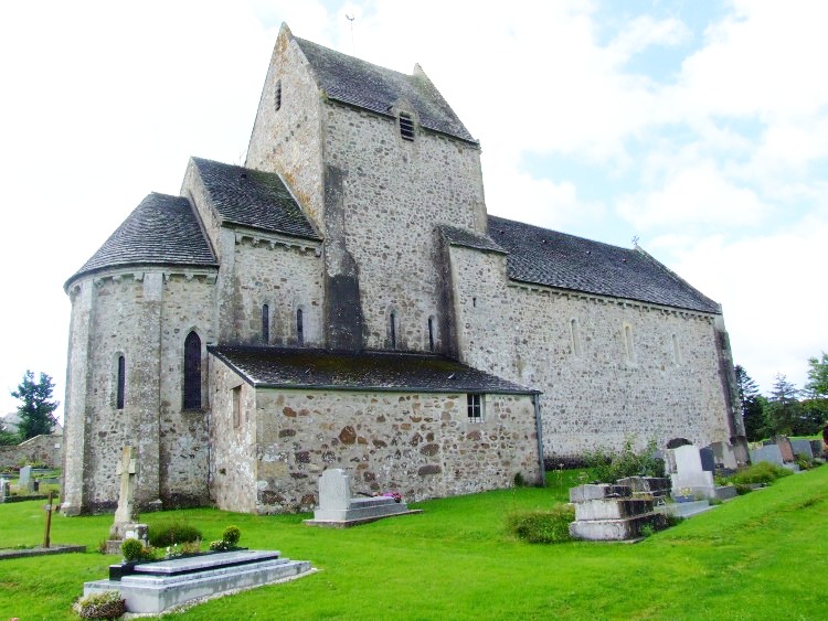 Saint-Martin de Tollevast (50) vu du nord-est, le chevet roman roman du début du XIIe s. et sa tour au toit en bâtière prolongent une nef plus ancienne