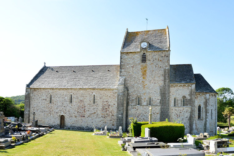 Saint-Martin de Tollevast (50) vu du sud, le chevet roman roman du début du XIIe s. et sa tour au toit en bâtière prolongent une nef plus ancienne - photo Christian Guibout