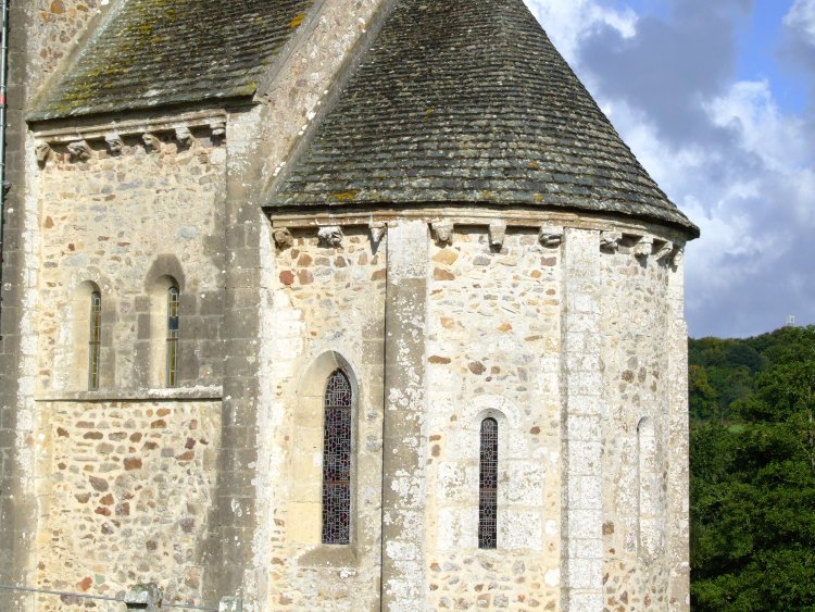 Saint-Martin de Tollevast (50) les arcs monolithes des fenêtres romanes sont habituellement attribuées au XIe s. et des modillons sculptés du XIIe s.