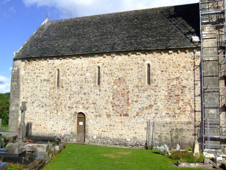 Saint-Martin de Tollevast (50) les arcs monolithes des fenêtres romanes sont habituellement attribuées au XIe s. et des modillons sculptés du XIIe s.