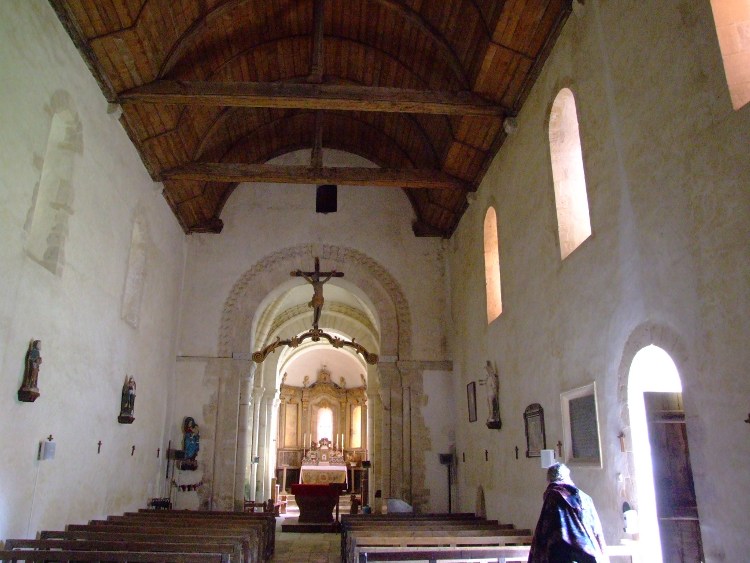 Saint-Martin de Tollevast (50) la nef donne sur l'arc triomphal du choeur ornée d'une frette en zigzag