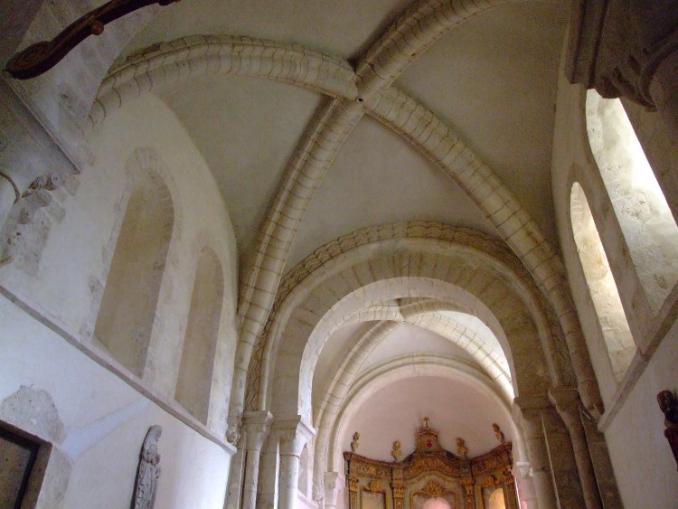 Saint-Martin de Tollevast (50) vue générale des travées de choeur montrant les phases de construction du XIe au début du XIIe s.