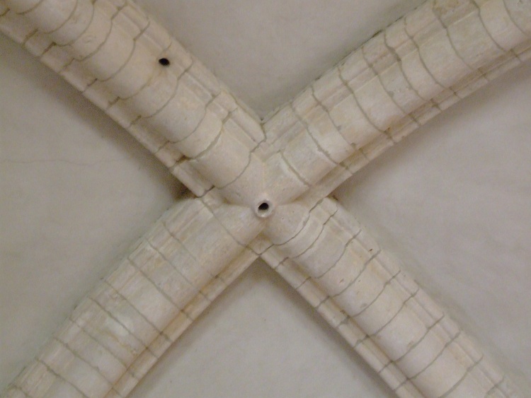 Saint-Martin de Tollevast (50) détail de la clé de voûte des ogives au début du XIIe s. dans la première travée