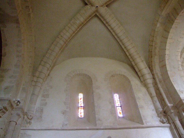 Saint-Martin de Tollevast (50) dans la première travée la voûte d'arête sur croisée d'ogives au début du XIIe s. s'appuie sur une structure antérieure entre les murs du XIe s.