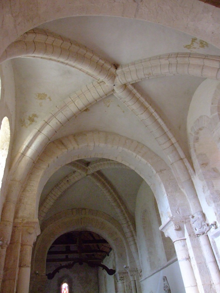 Saint-Martin de Tollevast (50) dans la deuxième travée la voûte d'arête sur croisée d'ogives du début du XIIe s.
