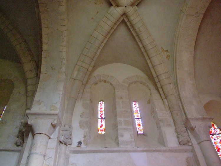 Saint-Martin de Tollevast (50) dans la deuxième travée la voûte d'arête sur croisée d'ogives du début du XIIe s.