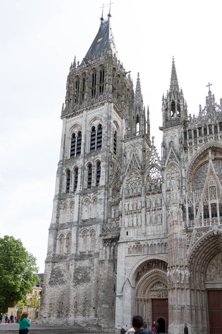 cathédrale Notre-Dame de Rouen (76) à gauche de la façade, la facture de la base de la tour Saint-Romain signe le début du XIIe siècle plutôt que son milieu